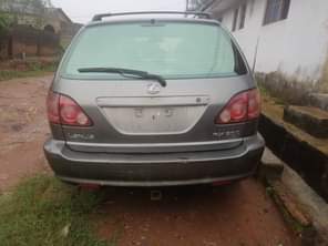 A picture of Lexus Rx300 engine gear Ac chilling extremely clean buy and