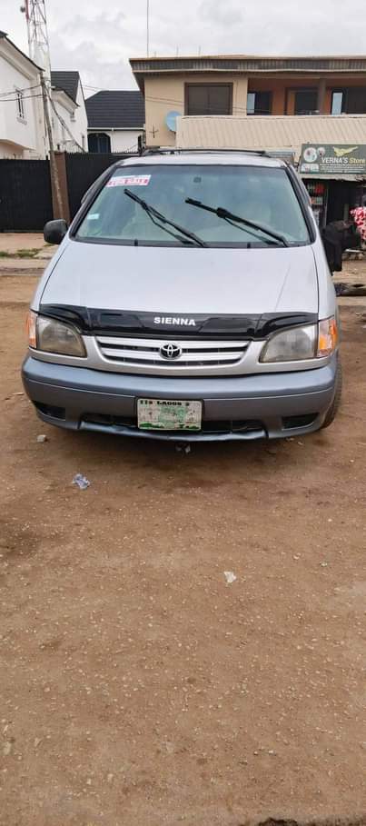 A picture of 2002 Toyota Sienna