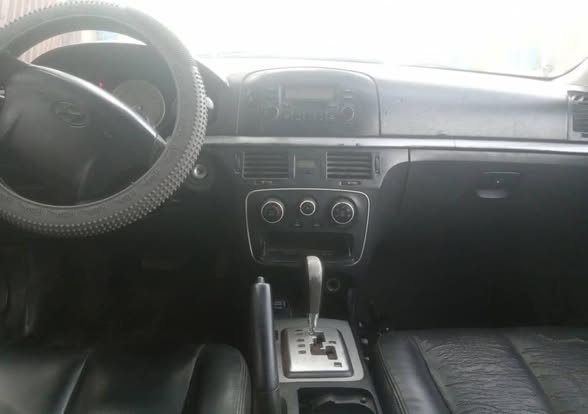 A picture of Hyundai sonata 2008 model 4 plug