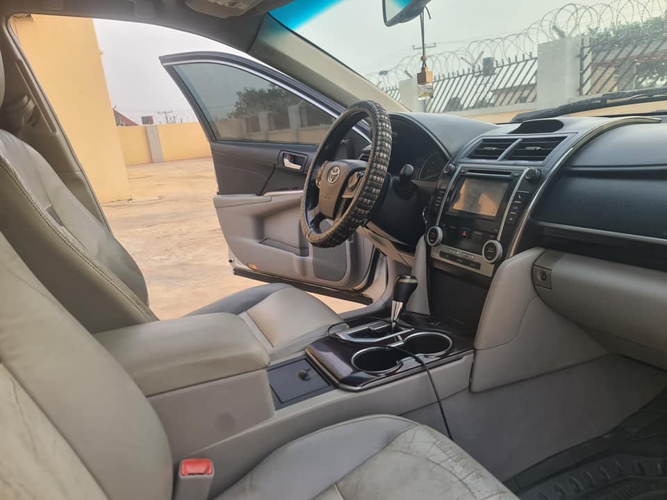 A picture of 2013 camry xle distress Keyless full length option