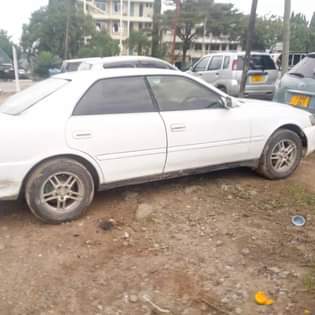 A picture of toyota cresta