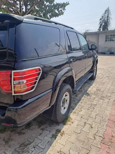 A picture of Toyota Sequoia 2004