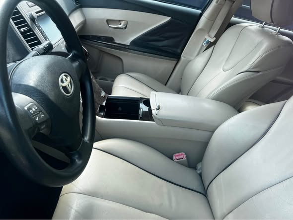 A picture of Extremely clean 2010 Toyota Venza 9 8m