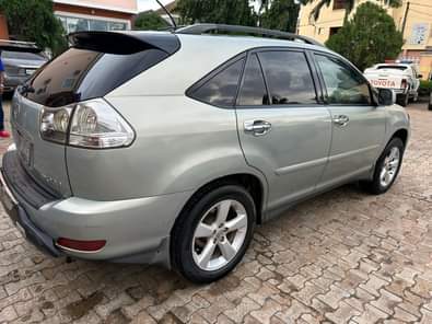 A picture of Lexus Rx330 Toks standard full option 2006 model 1st body