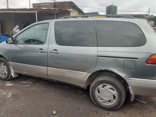 A picture of Registered Toyota Sienna 2000 model