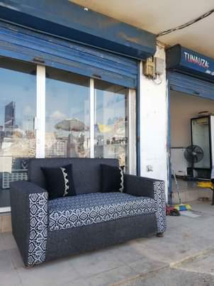 A picture of Sofa ya watu wawili bei 100 000 iko safii