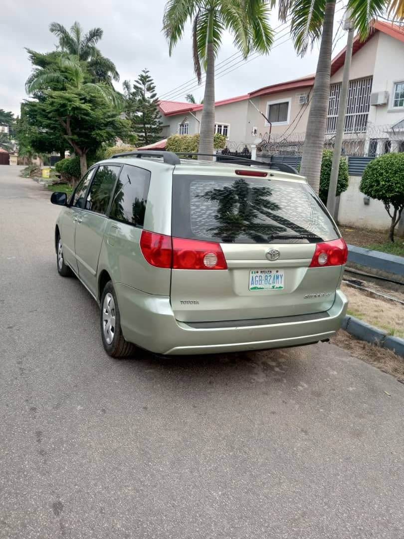 A picture of Toyota Sienna