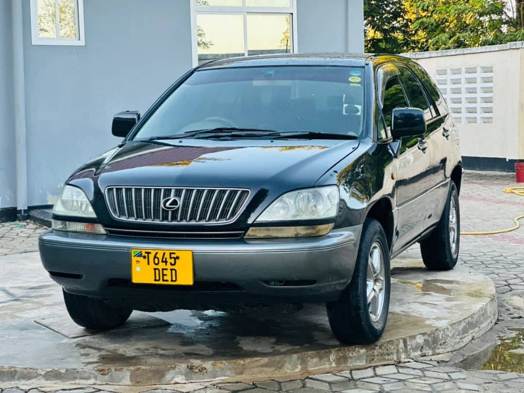 A picture of Toyota Harrier old
