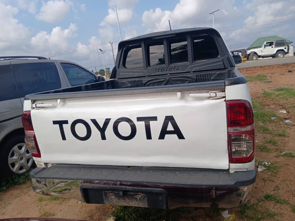 A picture of Toyota Hilux low frame