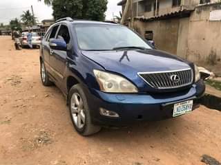 A picture of Lexus rx330 2005 model Formica