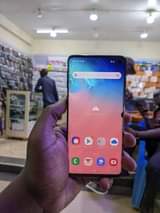 A picture of Samsung Galaxy S10 duos at 450 Slight crack 128GB 8GB