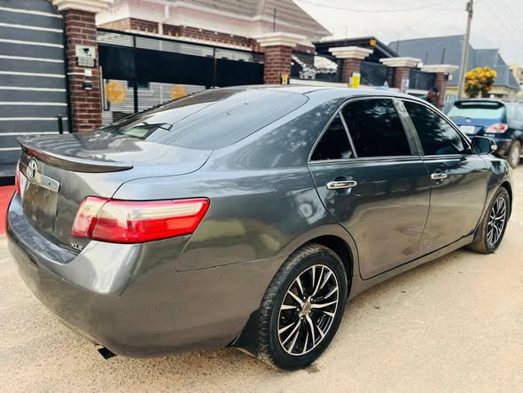 A picture of 2009 XLE Toyota Camry Engine gear and AC working fine