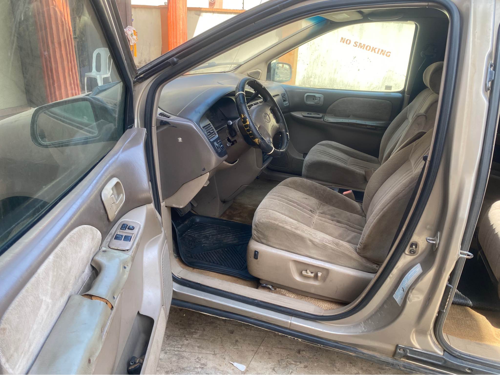 A picture of Toyota sienna 2003