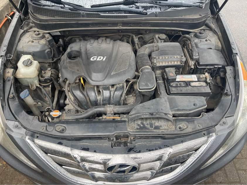 A picture of HYUNDiA SONATA 2012 Engine working perfectly Gear More