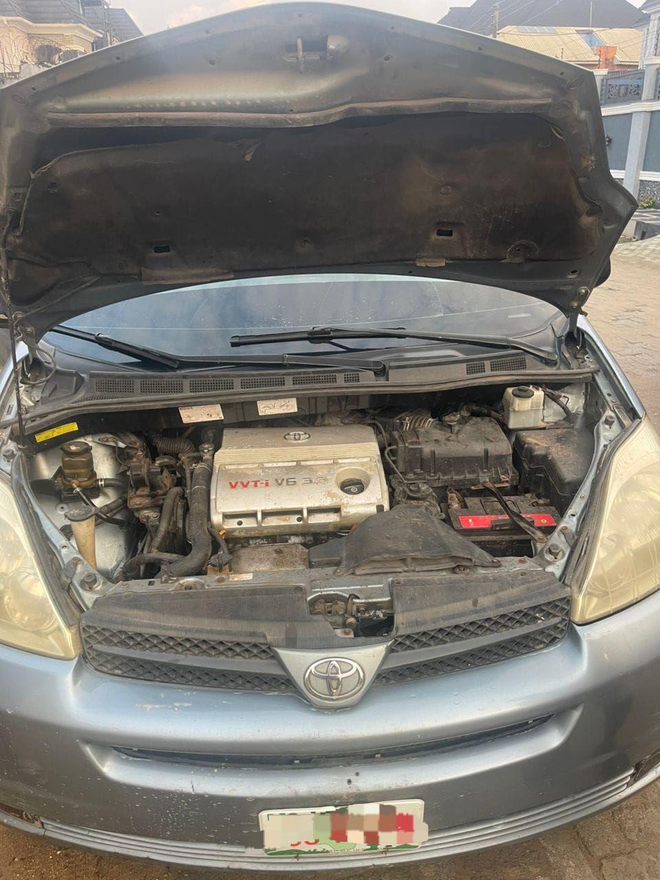 A picture of 100 First body Toyota Sienna 2005