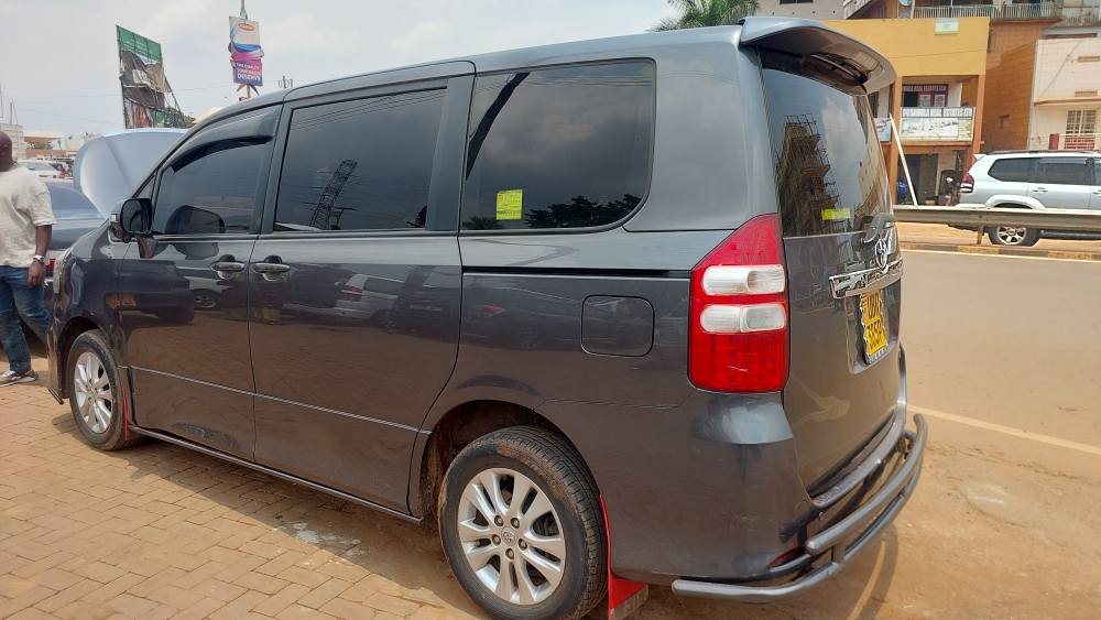 A picture of TOYOTA NOAH