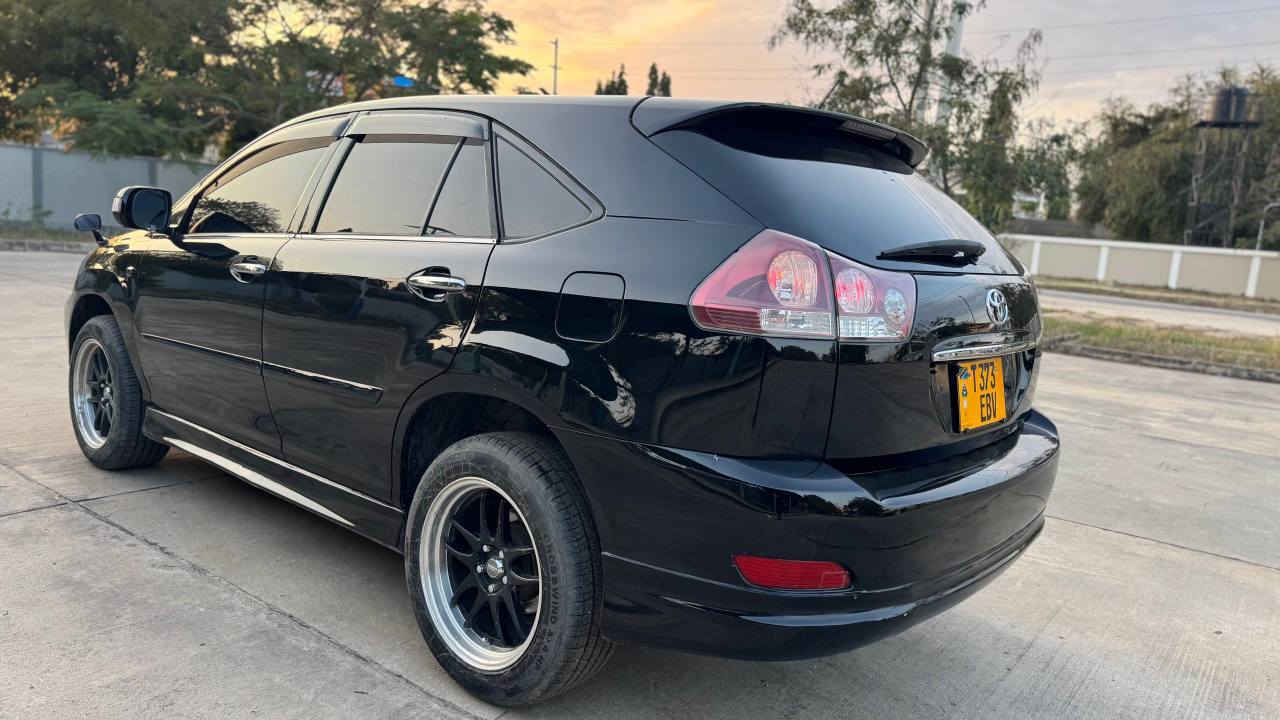 A picture of Toyota Harrier new