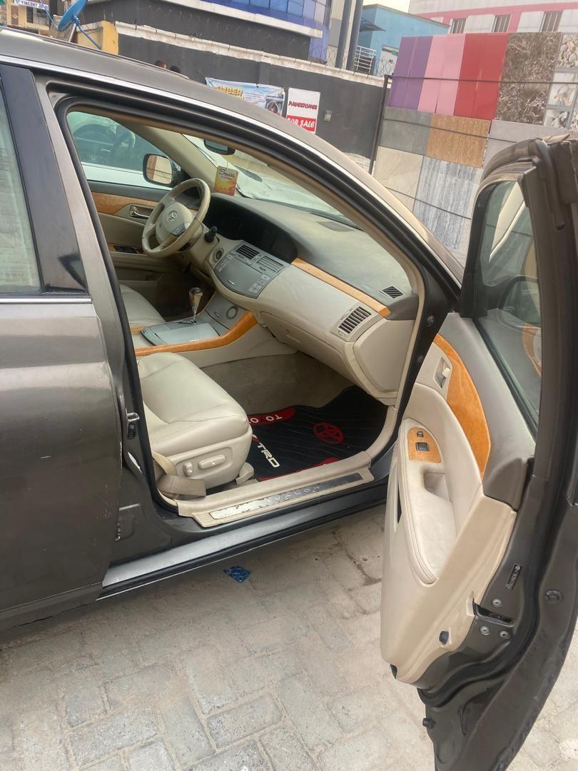 A picture of Toyota Avalon 2008