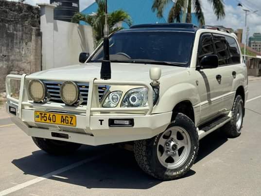 A picture of Toyota land cruiser Amazon gari mkwaju sana engine 1HDT EFTE