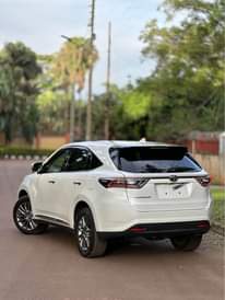 A picture of Harrier 2015 premium with sunroof only 90m call 0705927712
