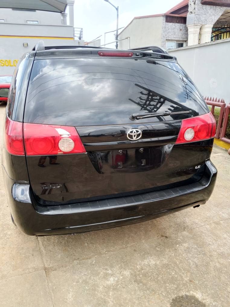 A picture of Neatly Used Toyota Sienna 06