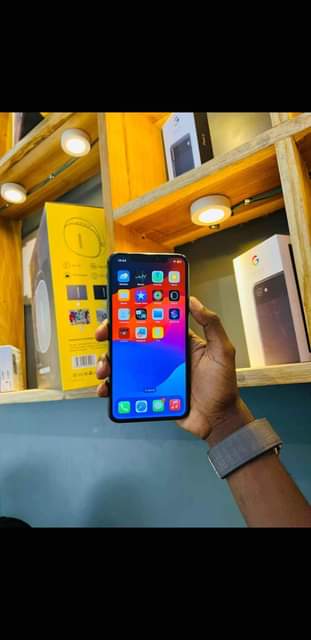 A picture of Iphone 11Plain Gb64 Bh 450 000