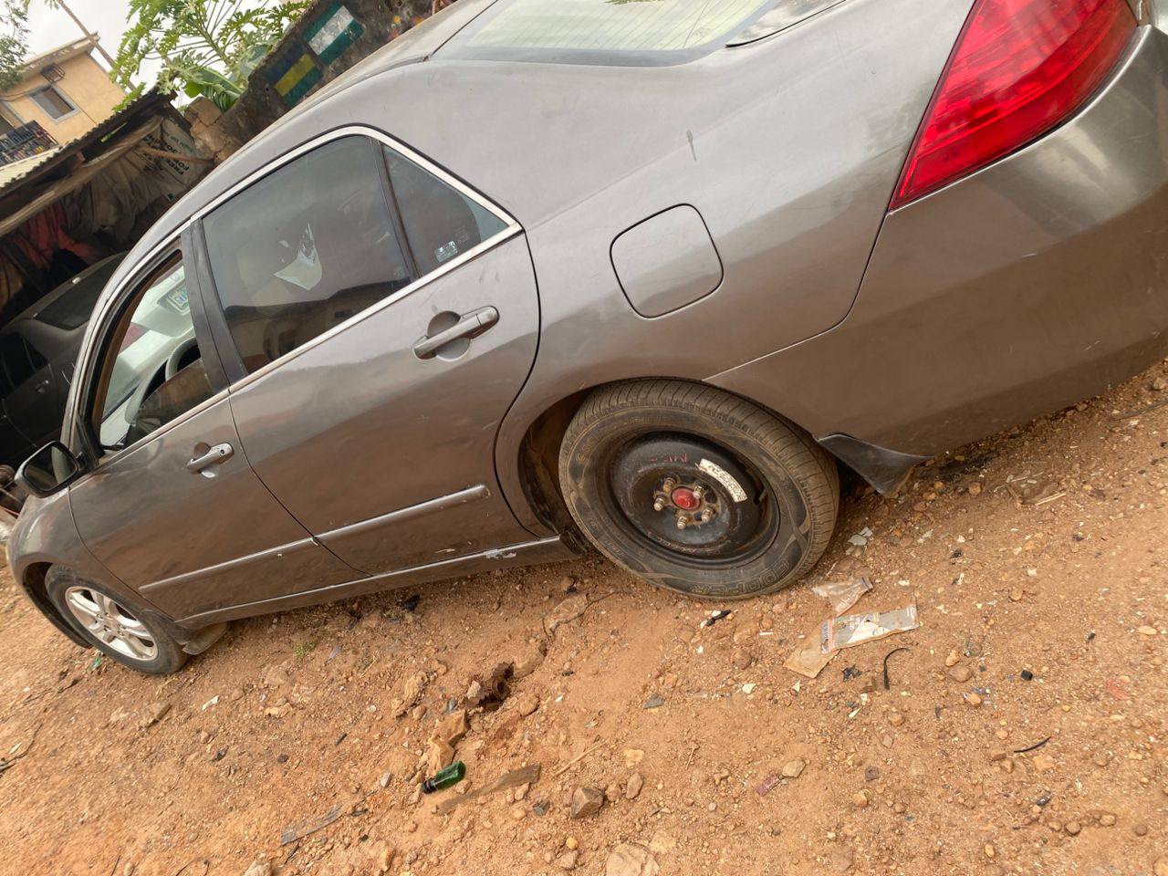 A picture of Early morning deal 07 distress Honda accord with untempered engine