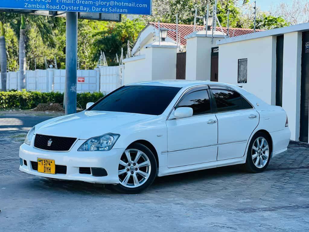 A picture of Toyota crown athlete