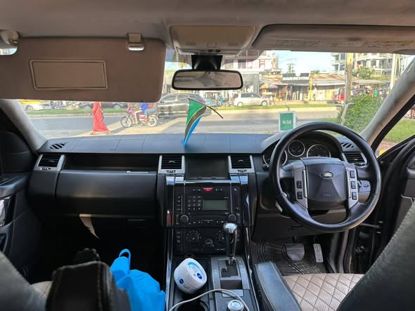 A picture of Range Rover Sport Usajili EBB 0718814007 MILION 27 5 Year