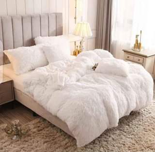 A picture of 3pc Faux Fur Duvets Red