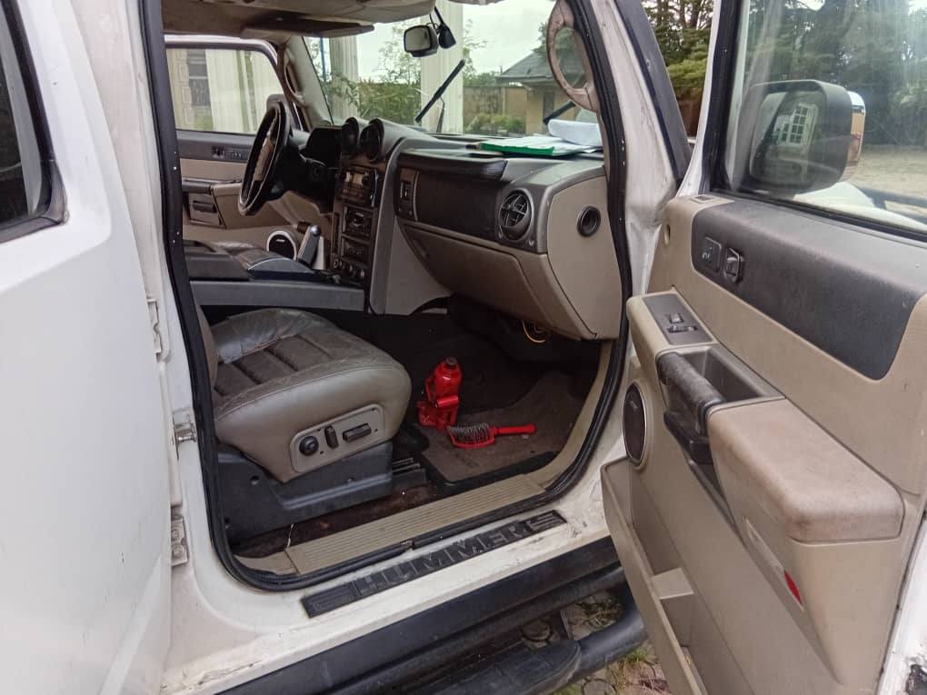 A picture of Hummer H2