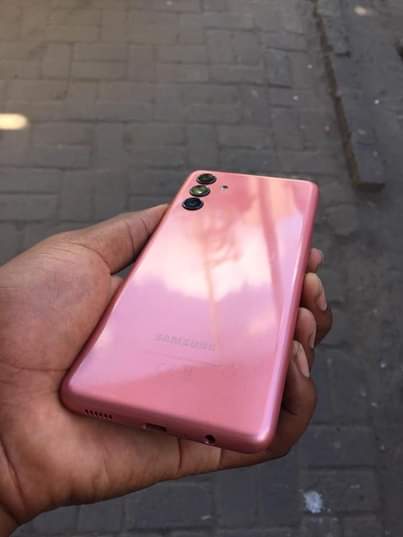 A picture of Samsung a04s 64gb ram 4 camera kali sana Tsh 160
