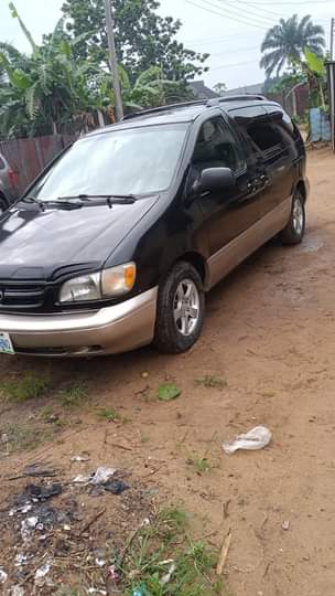 A picture of Toyota sienna