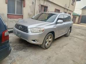 A picture of Very clean first body Toyota Highlander 2010 v6 engine 3row