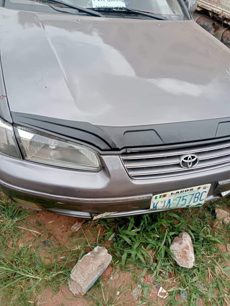 A picture of 2000 Toyota camry grey