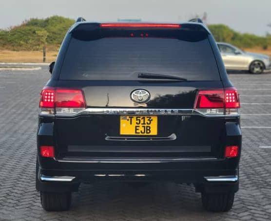 A picture of TOYOTA LAND CRUISER V8