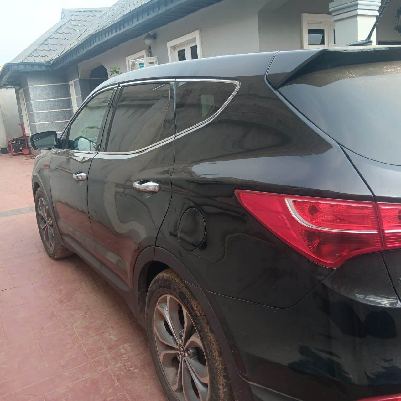 A picture of 2013 first body Hyundai SantaFe car is LIMITED edition keyless