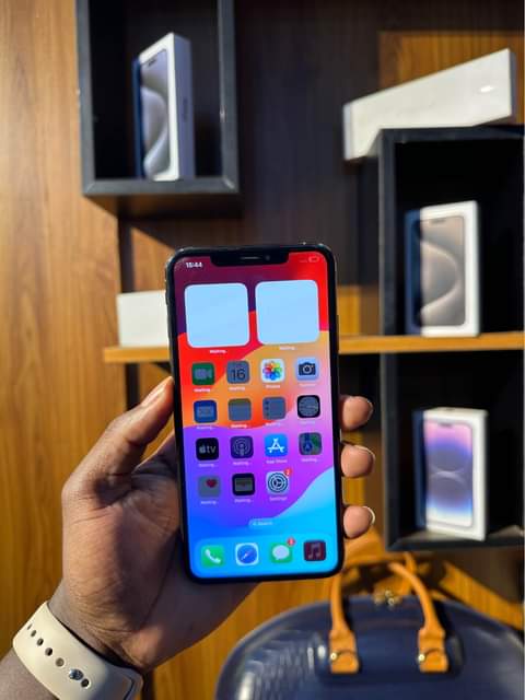 A picture of iPhone XS Max 64gb