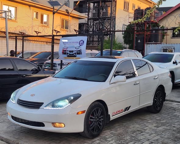 A picture of Lexus ES300