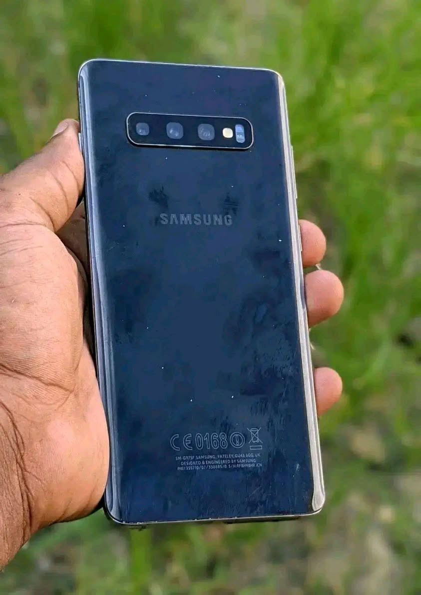 A picture of Samsung s10plus gb128 ram8 imenyooka sana