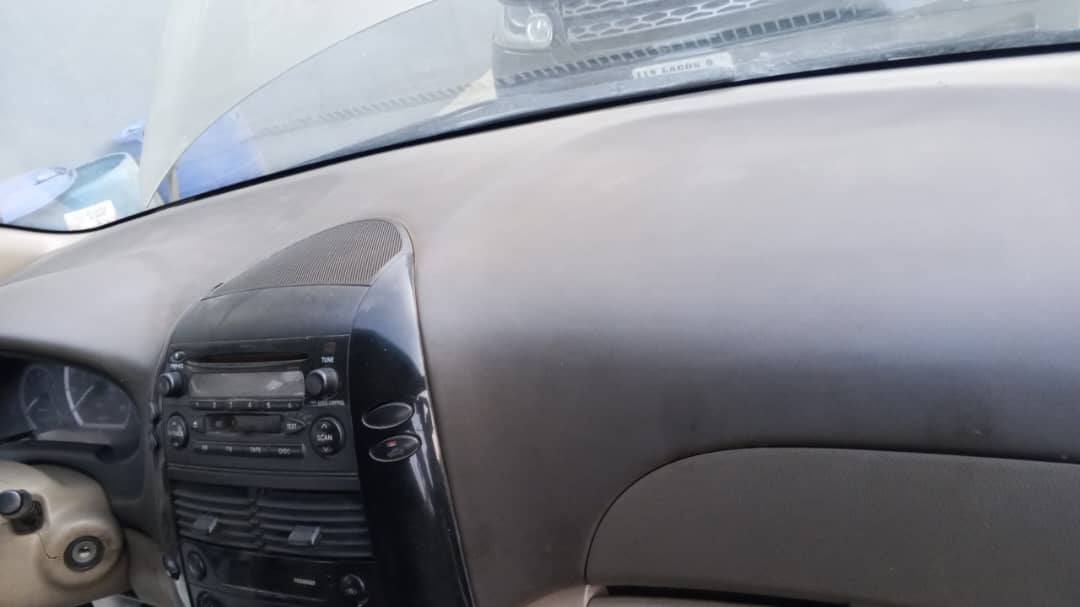 A picture of Toyota Sienna 05