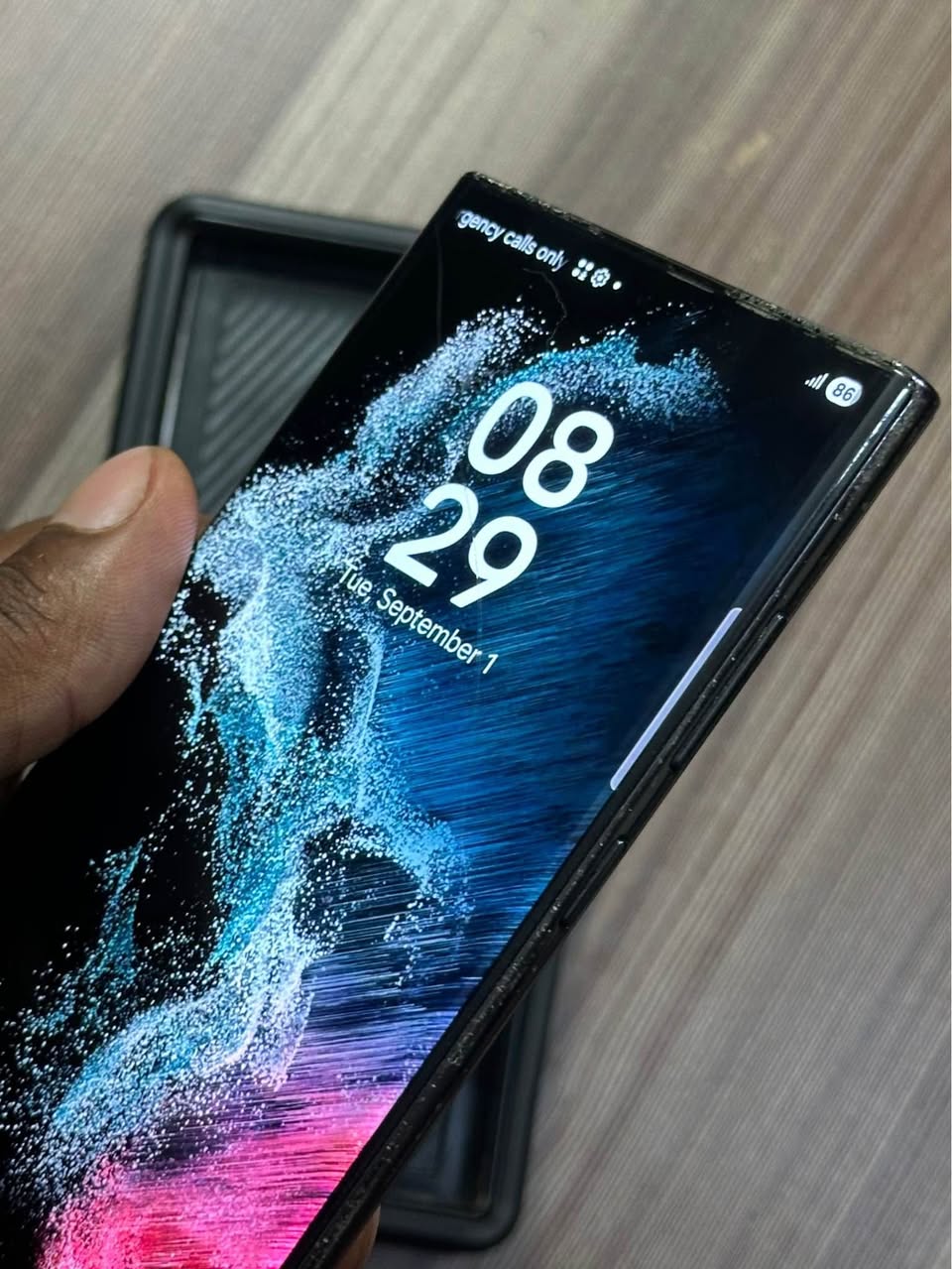 A picture of Samsung S22 Ultra 128GB with a slightly invisible crack
