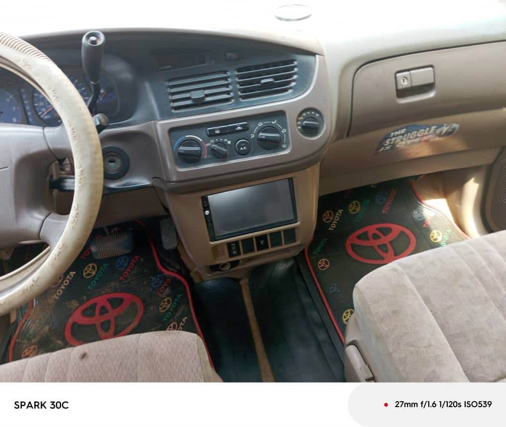 A picture of 2002 Toyota Sienna