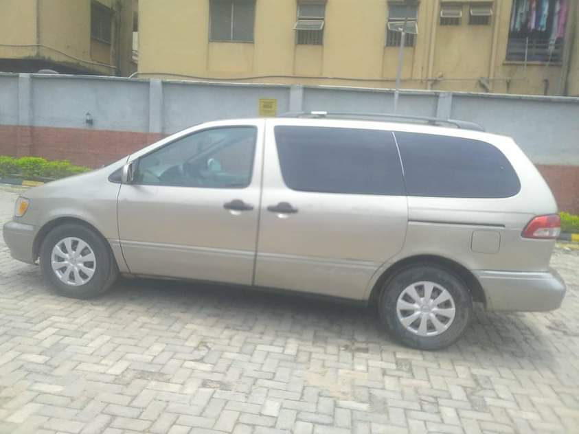 A picture of First body Toyota sienna for sale call 08037665153 