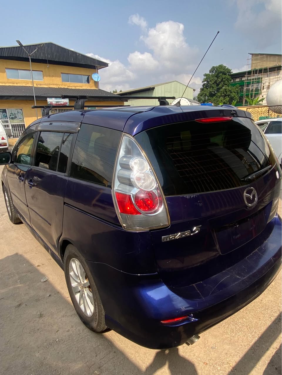 A picture of 08 Mazda 5 mini van