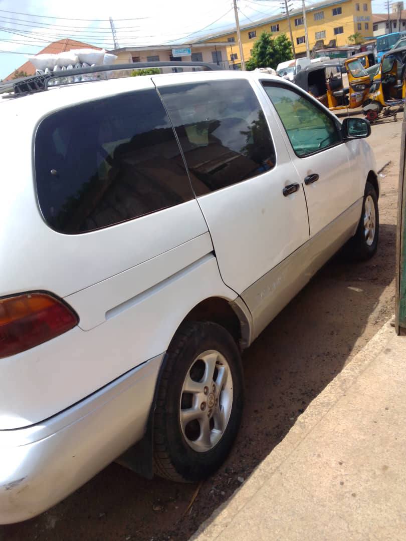 A picture of Registered Toyota Sienna 2000 model