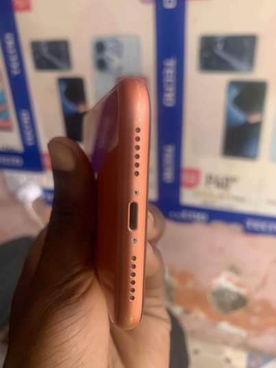 A picture of iPhone XR 64 GB Contact 0617 702 252 