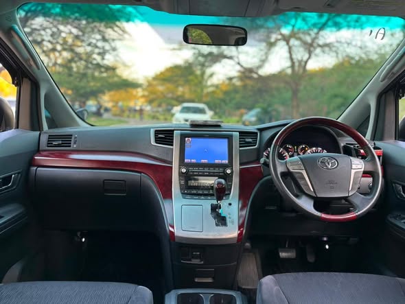 A picture of TOYOTA ALPHARD