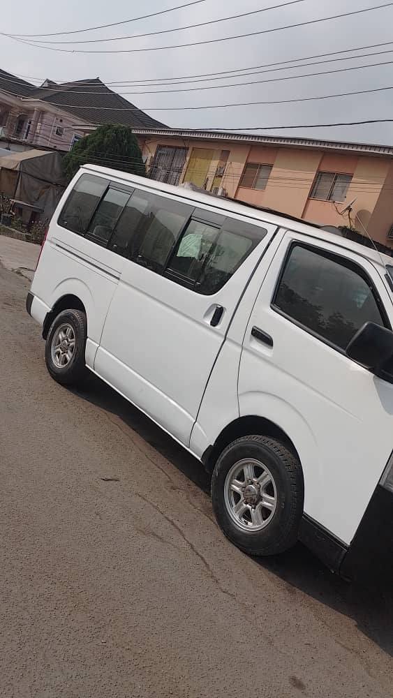 A picture of Automatic 08 Toyota Hiace bus