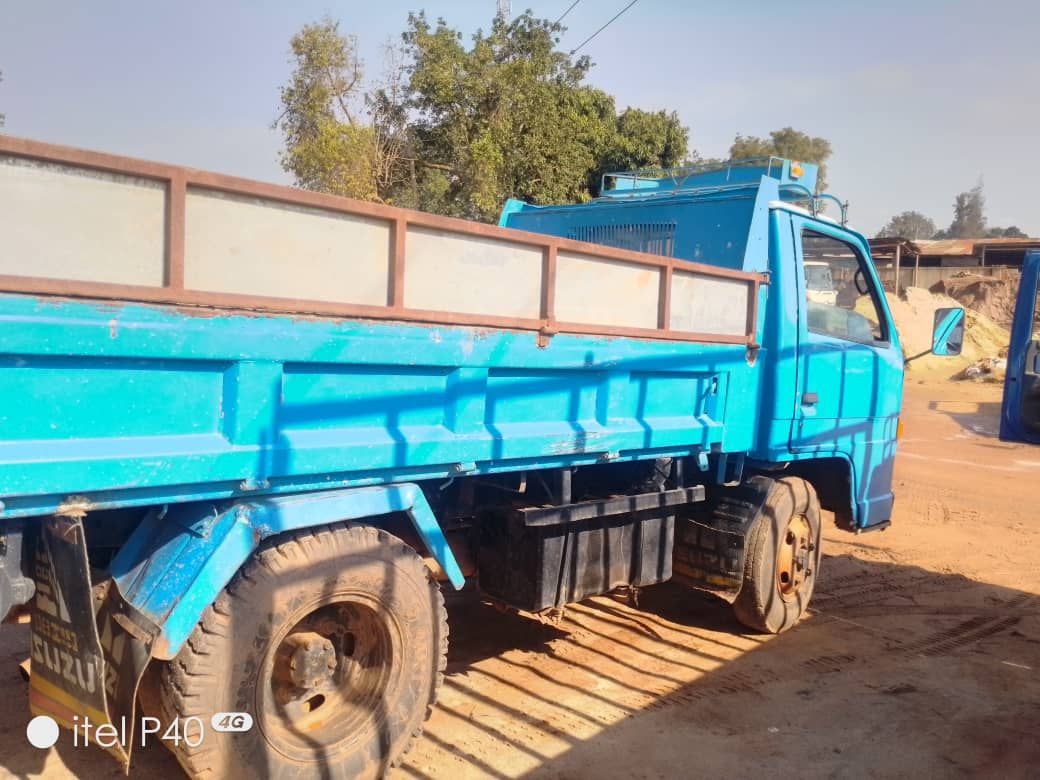 A picture of Isuzu elf 4BE1